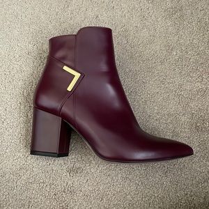 Pointed leather booties